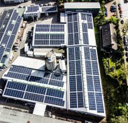 Solaranlagen-Reinigung in Essen: Die Module von Fenster- und Türenbauer Portawin bringen wieder die volle Leistung.