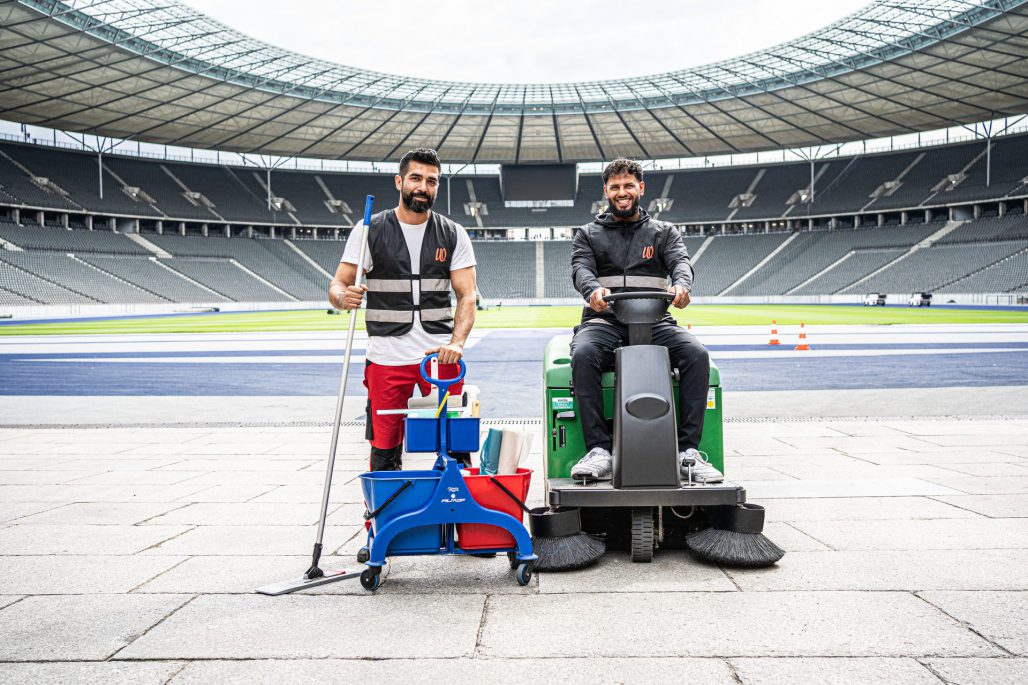 Zwei Mitarbeiter von Rudolf Weber Gebäudedienste im Olympiastadion Berlin.