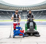 Zwei Mitarbeiter von Rudolf Weber Gebäudedienste im Olympiastadion Berlin.