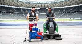 Zwei Mitarbeiter von Rudolf Weber Gebäudedienste im Olympiastadion Berlin.