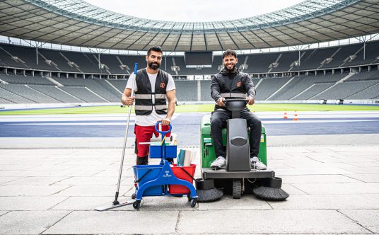 Zwei Mitarbeiter von Rudolf Weber Gebäudedienste im Olympiastadion Berlin.