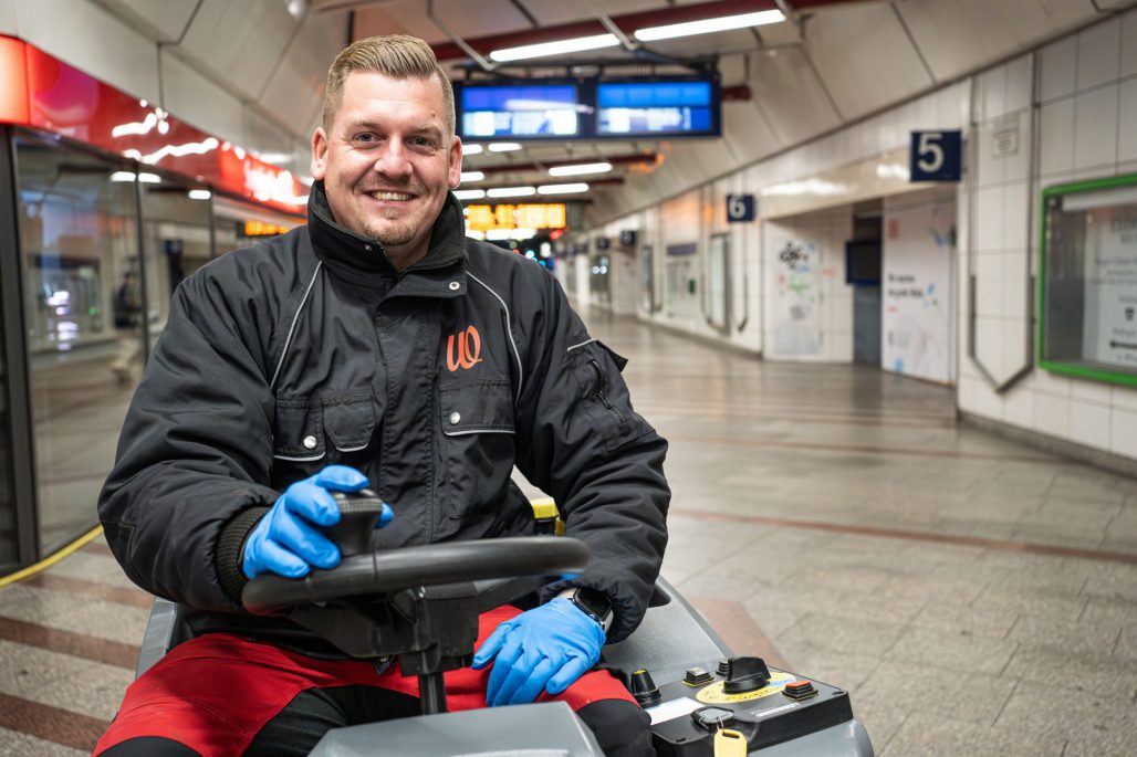 Ein Mitarbeiter von Rudolf Weber Gebäudedienste auf einer Scheuer-Saugmaschine im Duisburger Hauptbahnhof.