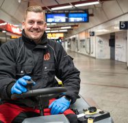 Ein Mitarbeiter von Rudolf Weber Gebäudedienste auf einer Scheuer-Saugmaschine im Duisburger Hauptbahnhof.