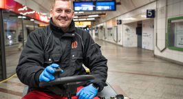 Ein Mitarbeiter von Rudolf Weber Gebäudedienste auf einer Scheuer-Saugmaschine im Duisburger Hauptbahnhof.