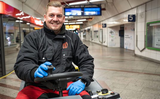 Ein Mitarbeiter von Rudolf Weber Gebäudedienste auf einer Scheuer-Saugmaschine im Duisburger Hauptbahnhof.